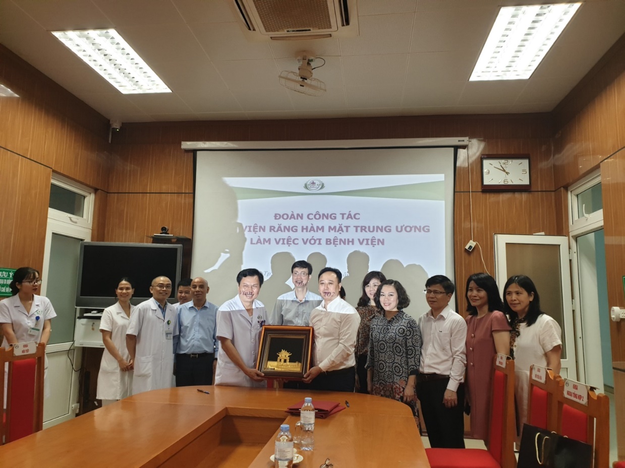 BV RHM TW HN trao quà kỉ niệm cho BV HN ĐK Nghệ An